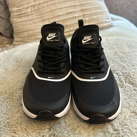 Black & White Women’s Nike Air Max Thea size 9 1/2 - Picture 1 of 4